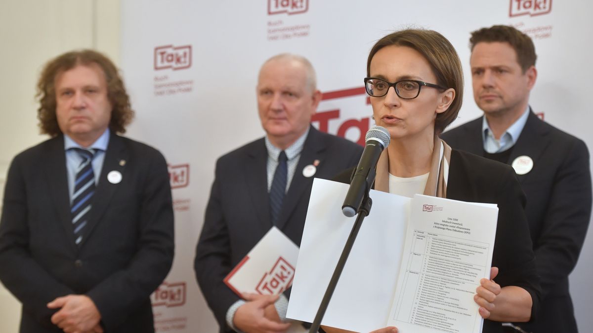 Samorządowcy walczą o pieniądze na inwestycje. Od lewej:  prezydent Sopotu Jacek Karnowski, burmistrz Lądka Zdroju Roman Kaczmarczyk,  wójt Izabelina Dorota Zmarzlak i prezydent stolicy Rafał Trzaskowski