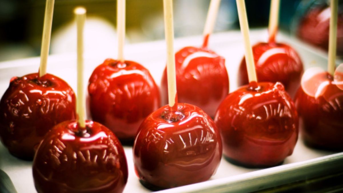 Jabłka w karmelu są bardzo smaczne, a zarazem proste w przygotowaniu