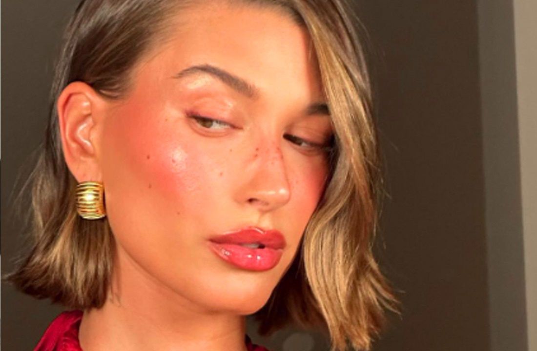 Hailey Bieber lansuje najgorętszy trend. Jak wykonać strawberry makeup?