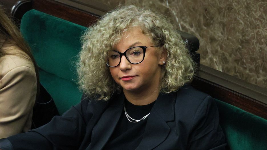 Warszawa, 23.07.2025. Minister ds. równości Katarzyna Kotula na sali plenarnej Sejmu w Warszawie, 23 bm. Posłowie kontynuują prace nad rządowymi projektami deregulacyjnymi. Sejm rozpatrzy także projekt nowelizacji ustawy o podatku VAT. (amb) PAP/Paweł Supernak