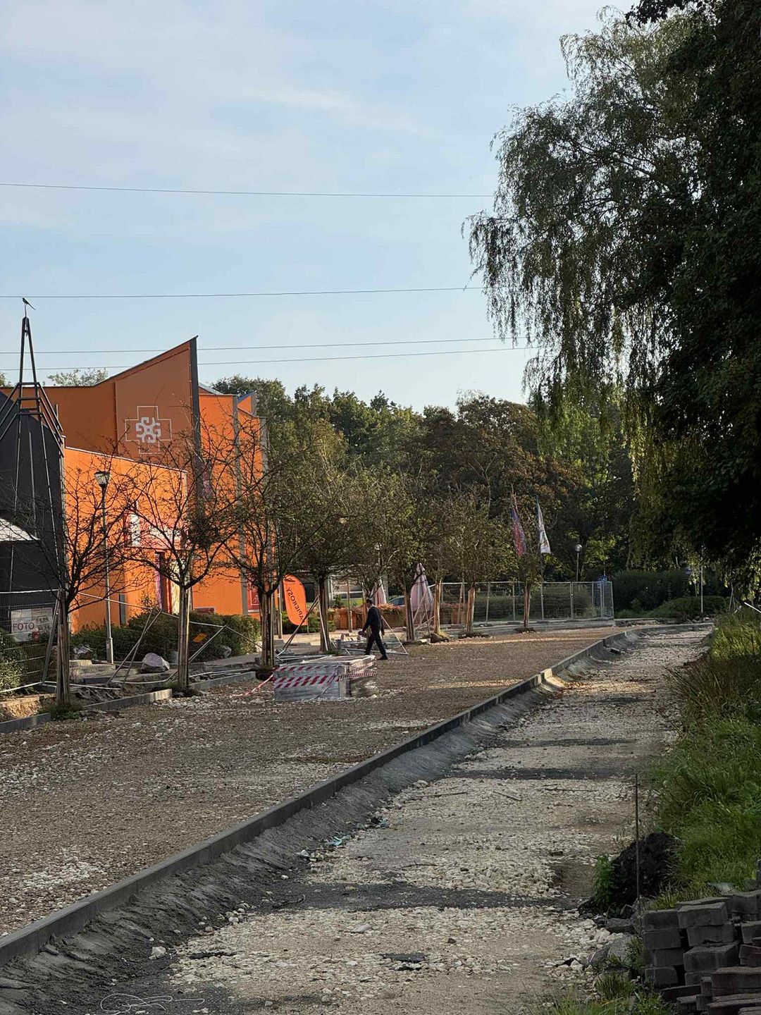 Modernizacja Promenady Czesława Niemena w Częstochowie, rozpoczęta w lipcu 2025 roku, od kilku tygodni stoi w miejscu.