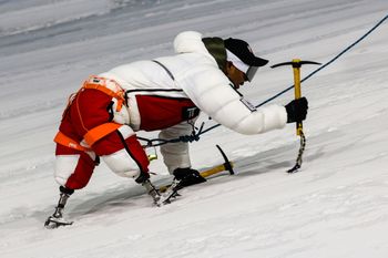 Jest po amputacji nóg. Zdobył najwyższe góry wszystkich kontynentów