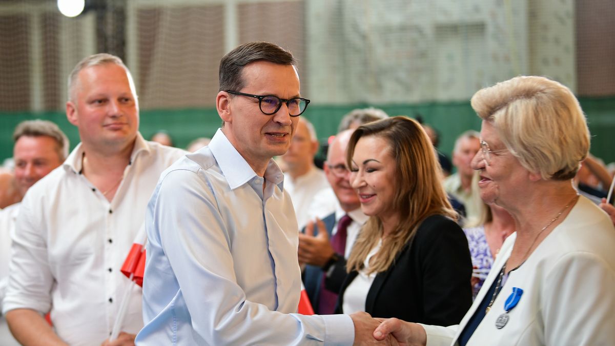 Łochów, 11.06.2023. Premier Mateusz Morawiecki (C) podczas spotkania z mieszkańcami miasta w hali sportowej w Łochowie (pow. węgrowski), 11 bm. Wydarzenie było częścią akcji #TrasaDotrzymanegoSłowa. (amb) PAP/Przemysław Piątkowski