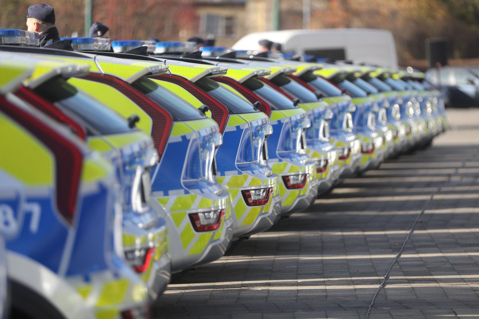 Nowe radiowozy dla śląskiej policji. 72 hybrydowe Kia Niro trafiły do funkcjonariuszy. Uroczyste przekazanie pod Spodkiem