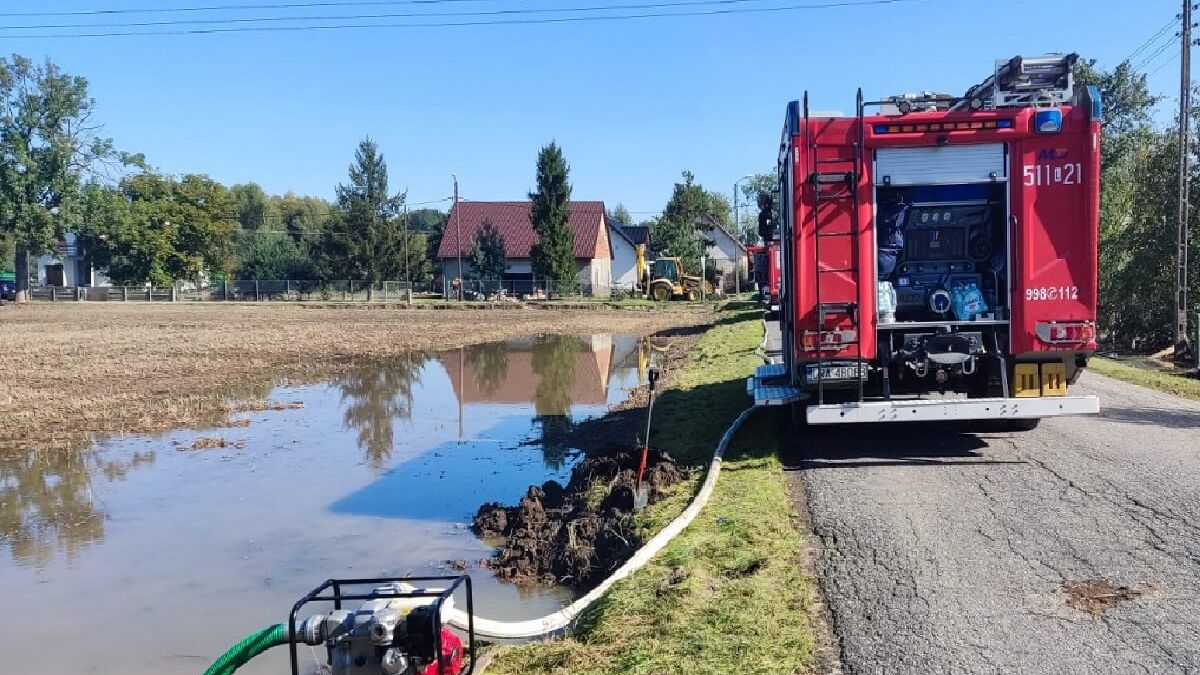 Straż Pożarna wypompowuje wodę z zalanych terenów