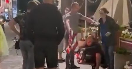 Ohydne zachowanie Rosjan. Zabrali dziewczynie flagę i ją spalili
