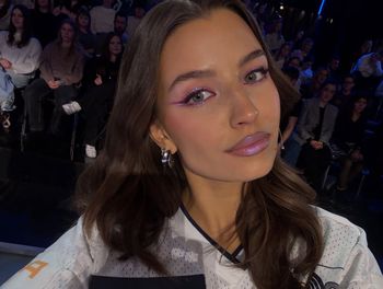 "Glitchy glam make-up" to hit 2026 roku. Wieniawa już go nosi