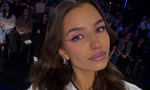 "Glitchy glam make-up" to hit 2026 roku. Wieniawa już go nosi