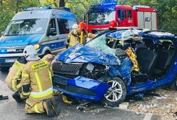 Samochód z pasażerami rozbity na drzewie. Kierowca zakleszczony we wraku