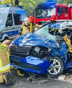 Samochód z pasażerami rozbity na drzewie. Kierowca zakleszczony we wraku