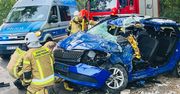 Samochód z pasażerami rozbity na drzewie. Kierowca zakleszczony we wraku