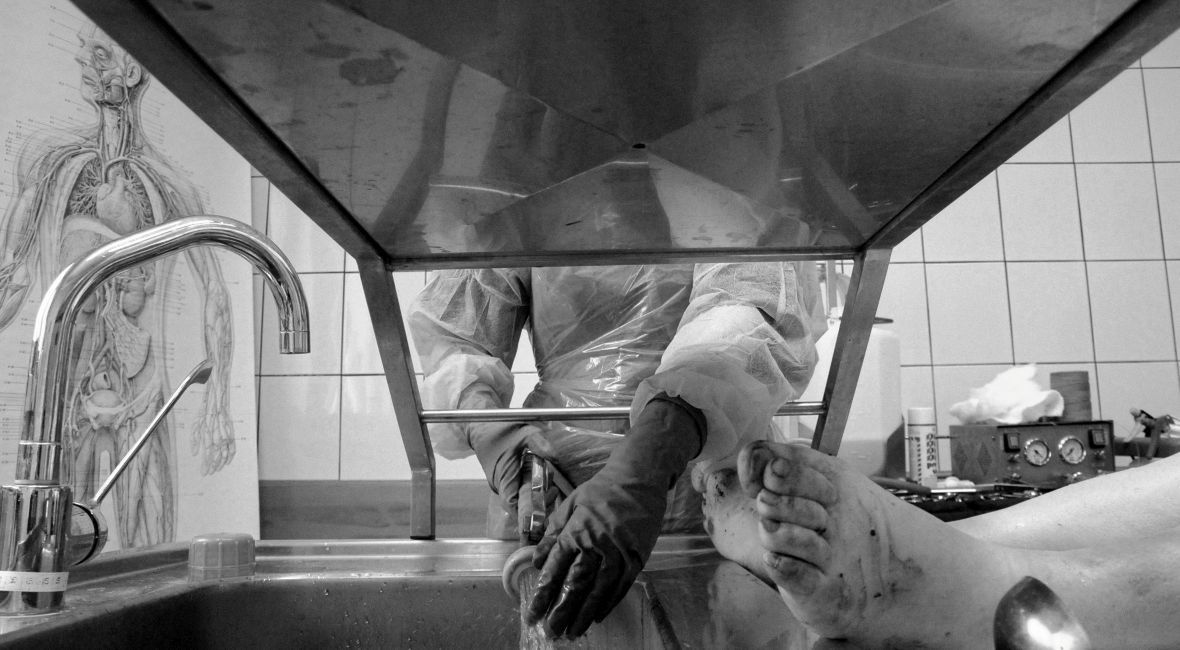 "Sala do przygotowywania ciał jest wyłożona jasnoszarymi płytkami. Na środku, bliżej okna, stoi stalowy stół. Obok stolik, zlew i kilka krzeseł" (zdjęcie ilustracyjne przedstawiające pracę w domu pogrzebowym)