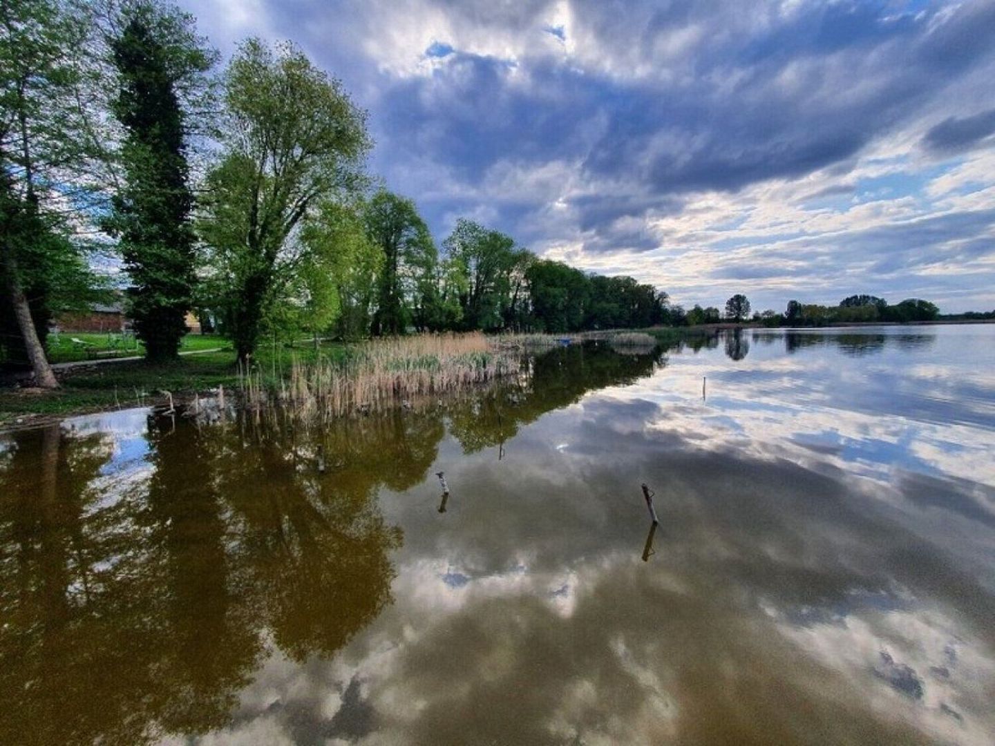 Teren jeziora został wpisany do obszaru Natura 2000. Na odwiedzających czeka piękna promenada z pomostem, punktem widokowym, ławeczkami i siłownią na świeżym powietrzu