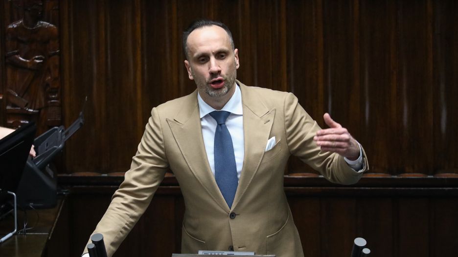 Warszawa, 26.01.2023. Polityk Solidarnej Polski, wiceminister rolnictwa i rozwoju wsi Janusz Kowalski przemawia na sali plenarnej Sejmu w Warszawie, 26 bm. Sejm zajmie się sprawozdaniem komisji dotyczącym trzech projektów nowelizacji Kodeksu wyborczego: dwóch rządowych i jednym autorstwa posłów PiS. (aldg) PAP/Tomasz Gzell