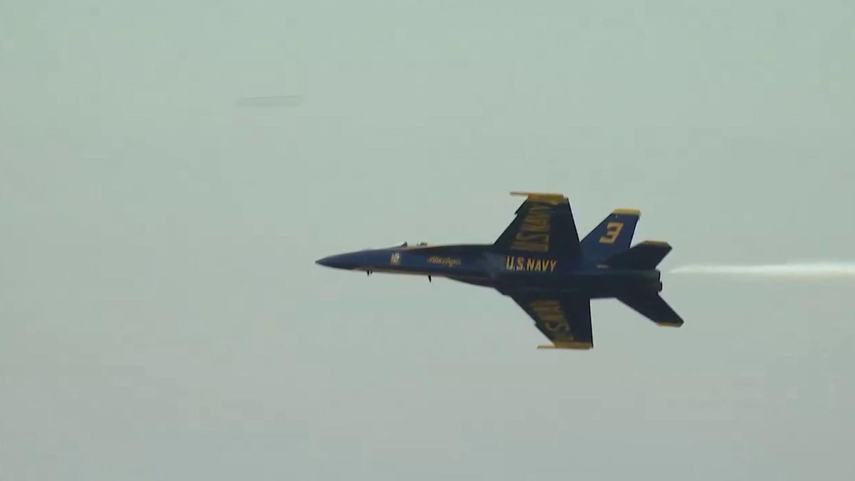 Jeden z samolotów Blue Angels podczas pokazu w Pensacoli
