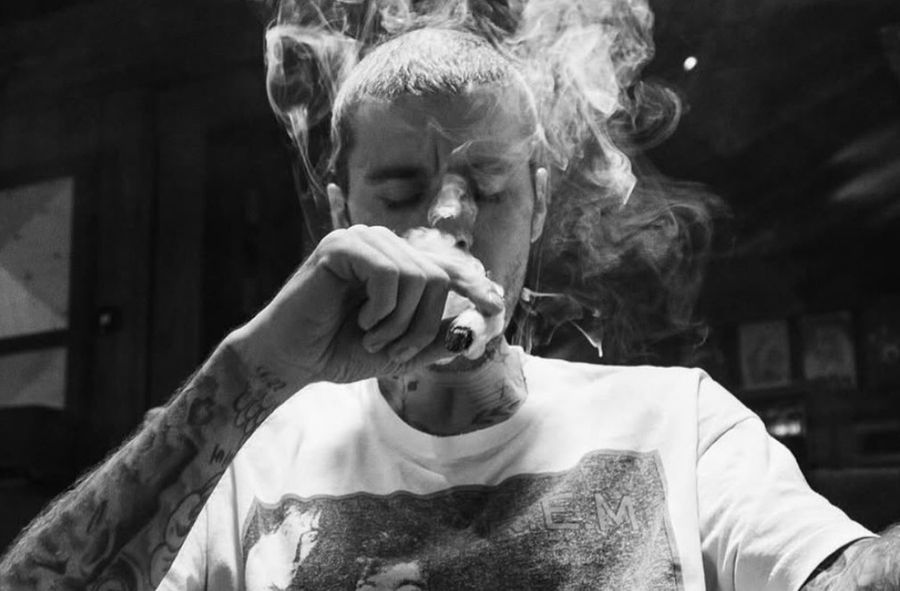 Justin Bieber prezentuje własny case na telefon. Cover ma miejsc