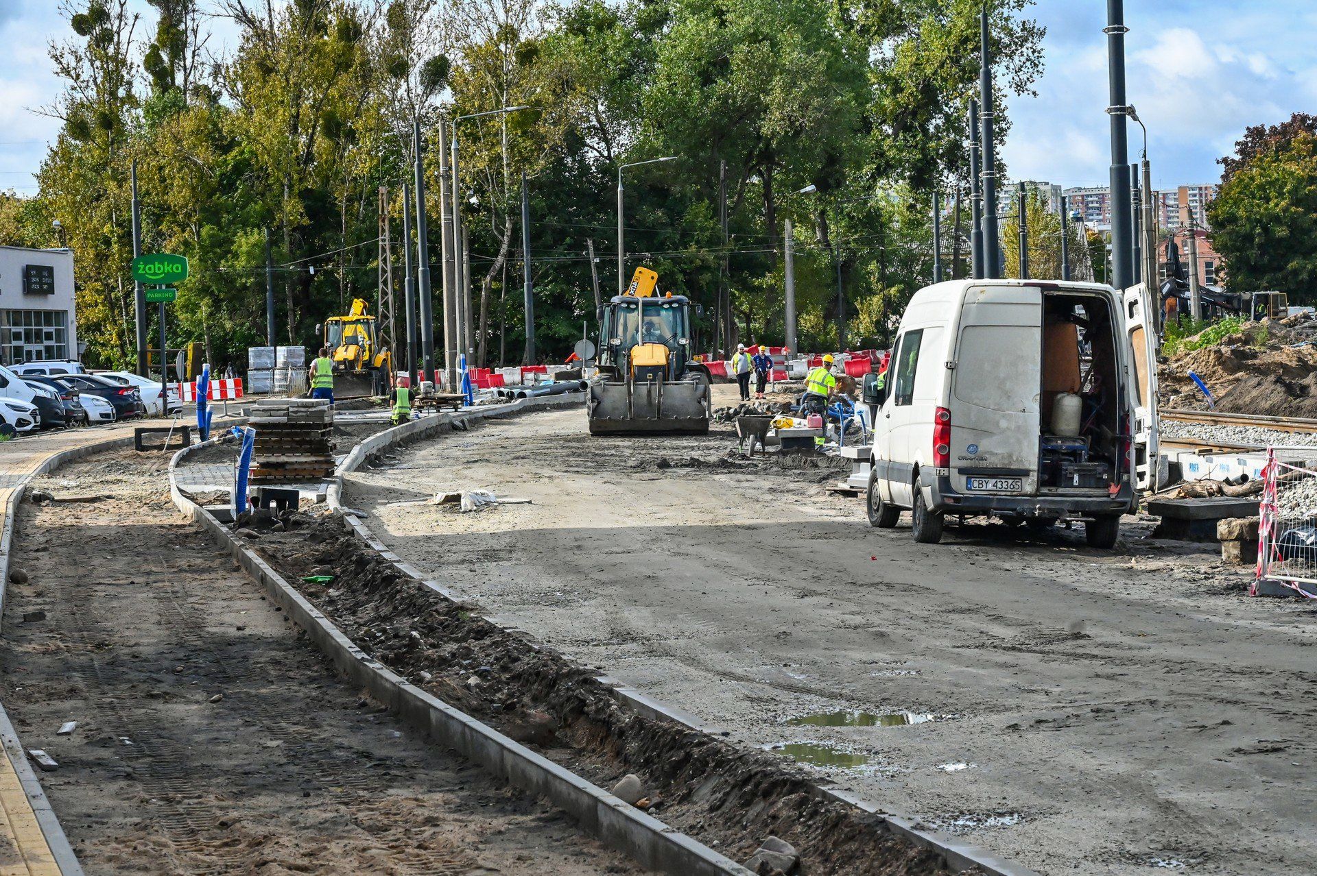 Inwestycja prowadzona jest na odcinku od al. Kaczyńskiego do ul. Równej.