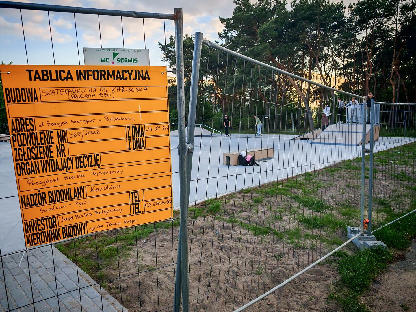 Przy lasku przy ulicy Szarych Szeregów zniknął plac zabaw. Na starym boisku przy V Liceum Ogólnokształcącym powstaje za to nowy skatepark, który wcześniej był położony między blokiem nr 9 i wieżowcami 11 oraz 13. Tam z kolei ma być parking. 
