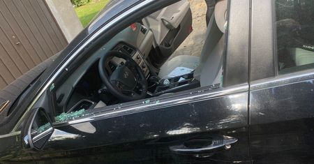 Małe dziecko płakało w aucie. Policjanci szybko wybili szybę