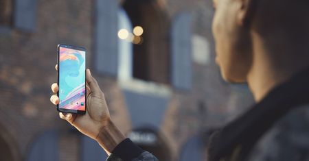 OnePlus 5T vs Xiaomi Mi Mix 2 vs Huawei Mate 10 Pro vs LG V30 - porównujemy specyfikacje