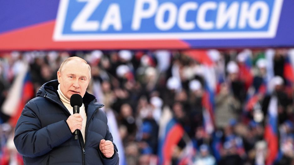  epa09833833 Russian President Vladimir Putin delivers a speech during a concert marking the 8th anniversary of Crimea's reunification with Russia at the Luzhniki stadium in Moscow, Russia, 18 March 2022. The banner holds letter Z and says 'For Russia'. The letter Z, painted on Russian military vehicles in Ukraine, has quickly become a symbol of support a 'special military operation' carried out by the Russian Armed Forces in Ukraine. Russia in 2014 annexed the Black Sea peninsula, shortly after Crimeans voted in a disputed referendum to secede from Ukraine.  EPA/SERGEI GUNEYEV / KREMLIN POOL / SPUTNIK / POOL MANDATORY CREDIT Dostawca: PAP/EPA.