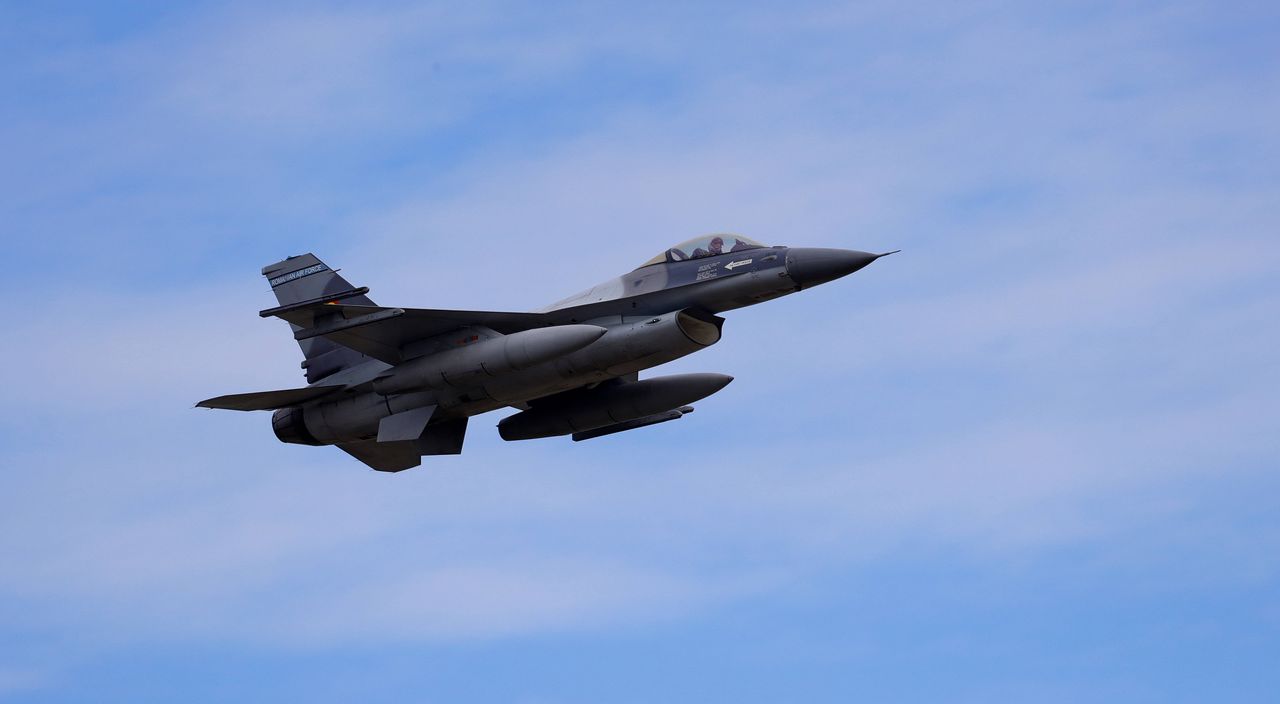 Americans train Ukrainians to fly F-16 fighters