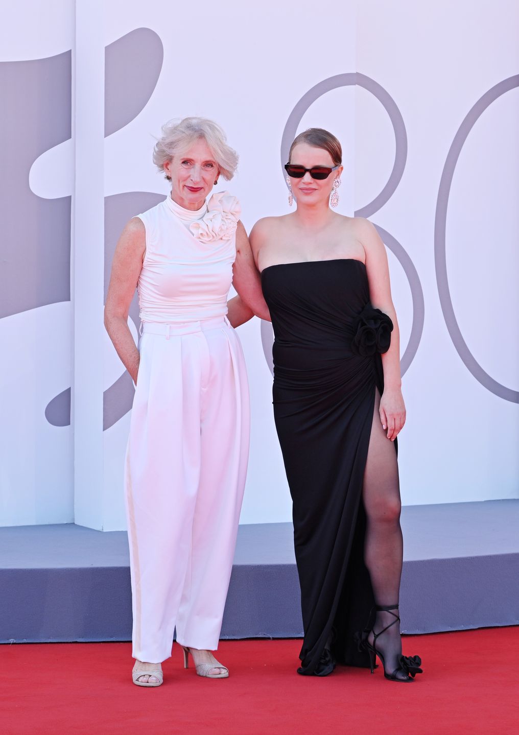 Joanna Kulig odsłania ramiona i nogę na festiwalu w Wenecji