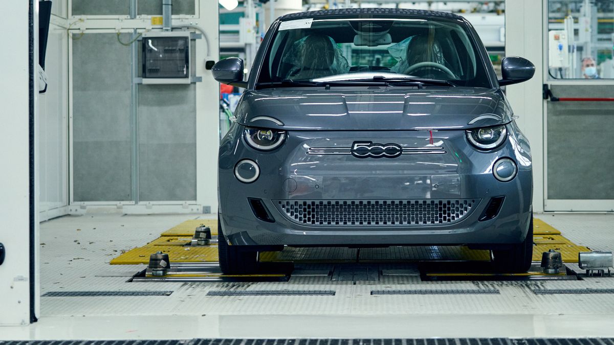 Z linii produkcyjnych Stellantisa zjeżdżają coraz nowocześniejsze samochody. Koncern nie zamierza przypadkowi pozostawić kwestii ich sprzedaży