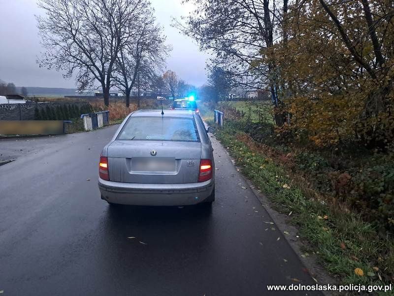 Był tak pijany, że zasnął za kierownicą. Wcześniej uciekł świadkowi