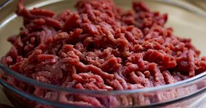 Mięso mielone może być pełne dodatków. Przed zakupem sprawdź dokładnie, co widnieje na etykiecie produktu 