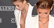 Zendaya cała na biało. Co chwilę zerkała na swój dekolt w obawie przed wpadką