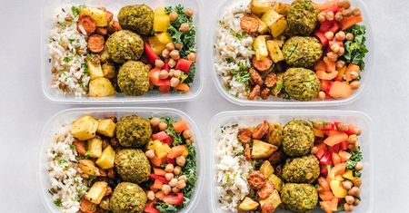Odkryj smak pełnowartościowych posiłków z Wygodną Dietą i przekonaj się, że dieta pudełkowa może być prawdziwą kulinarną przygodą!