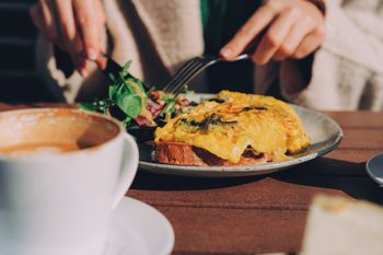Kiedy najlepiej jeść śniadanie? Pora ma znaczenie dla sylwetki
