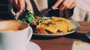 Kiedy najlepiej jeść śniadanie? Pora ma znaczenie dla sylwetki