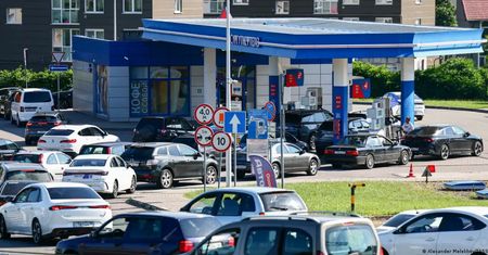 Co się dzieje w Rosji? Nocują w samochodach i czekają całymi dniami
