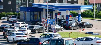Co się dzieje w Rosji? Nocują w samochodach i czekają całymi dniami