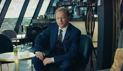 Maciej Stuhr prokuratorem broniącym prawa i sprawiedliwości w najnowszym spocie „Na bank się uda” (wideo)