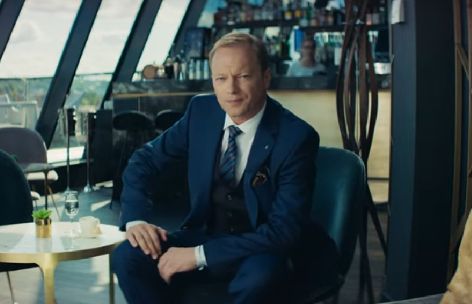 Maciej Stuhr prokuratorem broniącym prawa i sprawiedliwości w najnowszym spocie „Na bank się uda” (wideo)