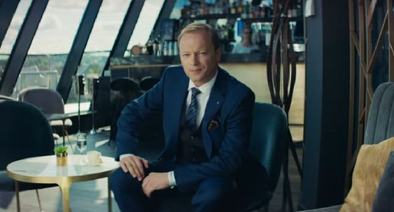 Maciej Stuhr prokuratorem broniącym prawa i sprawiedliwości w najnowszym spocie „Na bank się uda” (wideo)