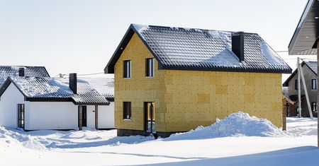 Cicha i bezpieczna elewacja Twojego domu. Dlaczego nowoczesne płyty z wełny mineralnej wypierają tradycyjne metody ociepleń?