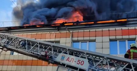 Kłęby dymu nad rosyjskim miastem. Płonie budynek władz