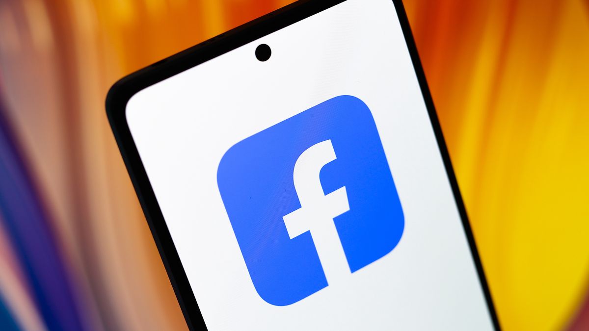 PARAGUAY - 2024/07/10: In this photo illustration, the Facebook logo is displayed on the smartphone screen. (Photo Illustration by Jaque Silva/SOPA Images/LightRocket via Getty Images)