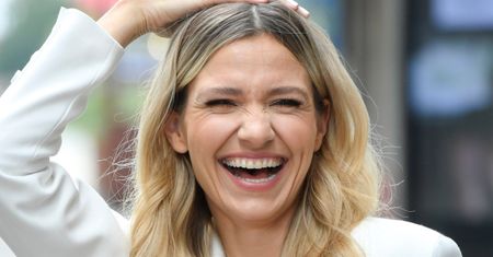 Joanna Koroniewska chwali się metamorfozą OGROMNEGO salonu. Na wysokim suficie zawisły designerskie lampy (FOTO)