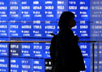 Czerwień na giełdach po orędziu Trumpa. Europę straszy wojna o ropę