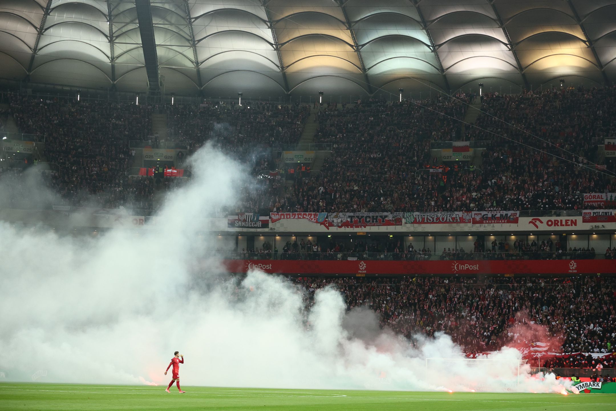 Race rzucone na boisko przez polskich kibiców podczas