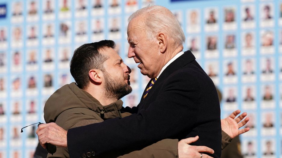 Prezydent Biden spotka? si? w Kijowie z prezydentem Ze?enskim
US President Joe Biden (R) is greeted by Ukrainian President Volodymyr Zelensky (L) during a visit in Kyiv on February 20, 2023. - US President Joe Biden made a surprise trip to Kyiv on February 20, 2023, ahead of the first anniversary of Russia's invasion of Ukraine, AFP journalists saw. Biden met Ukrainian President Volodymyr Zelensky in the Ukrainian capital on his first visit to the country since the start of the conflict. (Photo by Dimitar DILKOFF / AFP)
DIMITAR DILKOFF