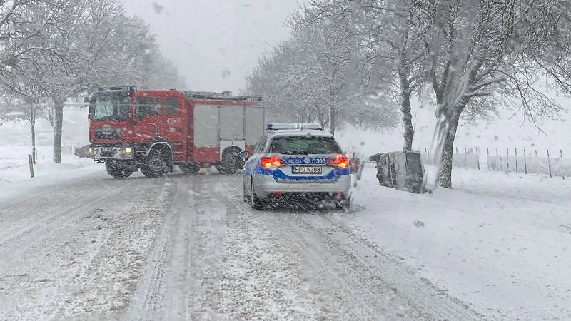 Samochód wpadł do rowu na drodze krajowej nr 17 w miejscowości Zakręcie | fot. czytelnik Błażej