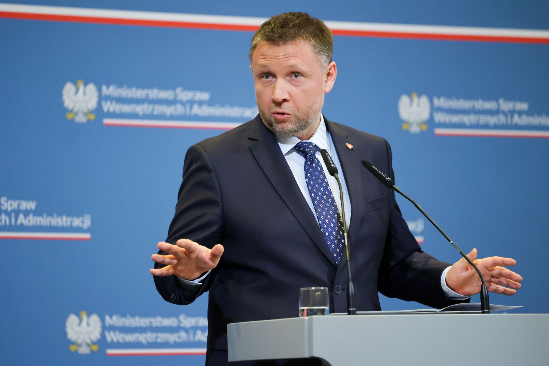 Warszawa, 23.02.2024. Minister spraw wewnętrznych i administracji Marcin Kierwiński na konferencji prasowej w siedzibie MSWiA w Warszawie, 23 bm. Tematem konferencji były wyniki kontroli przeprowadzonej w KGP, w związku z wybuchem granatnika w gabinecie Komendanta Głównego Policji Jarosława Szymczyka w dniu 14 grudnia 2022 r. (mr) PAP/Szymon Pulcyn