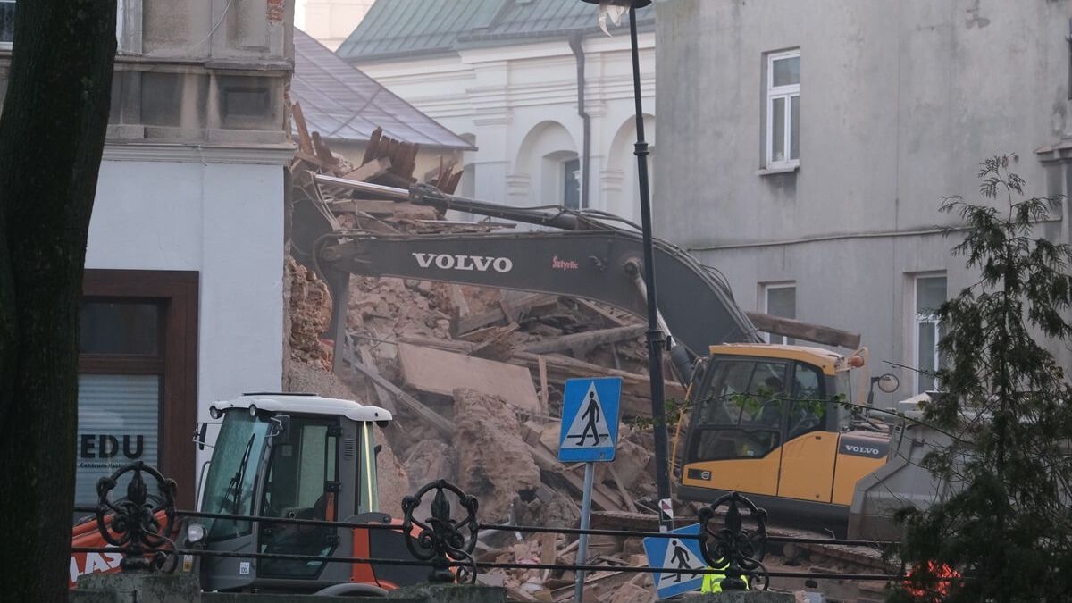 Porządkowanie terenu po wyburzonej kamienicy przy ul. Bernardyńskiej