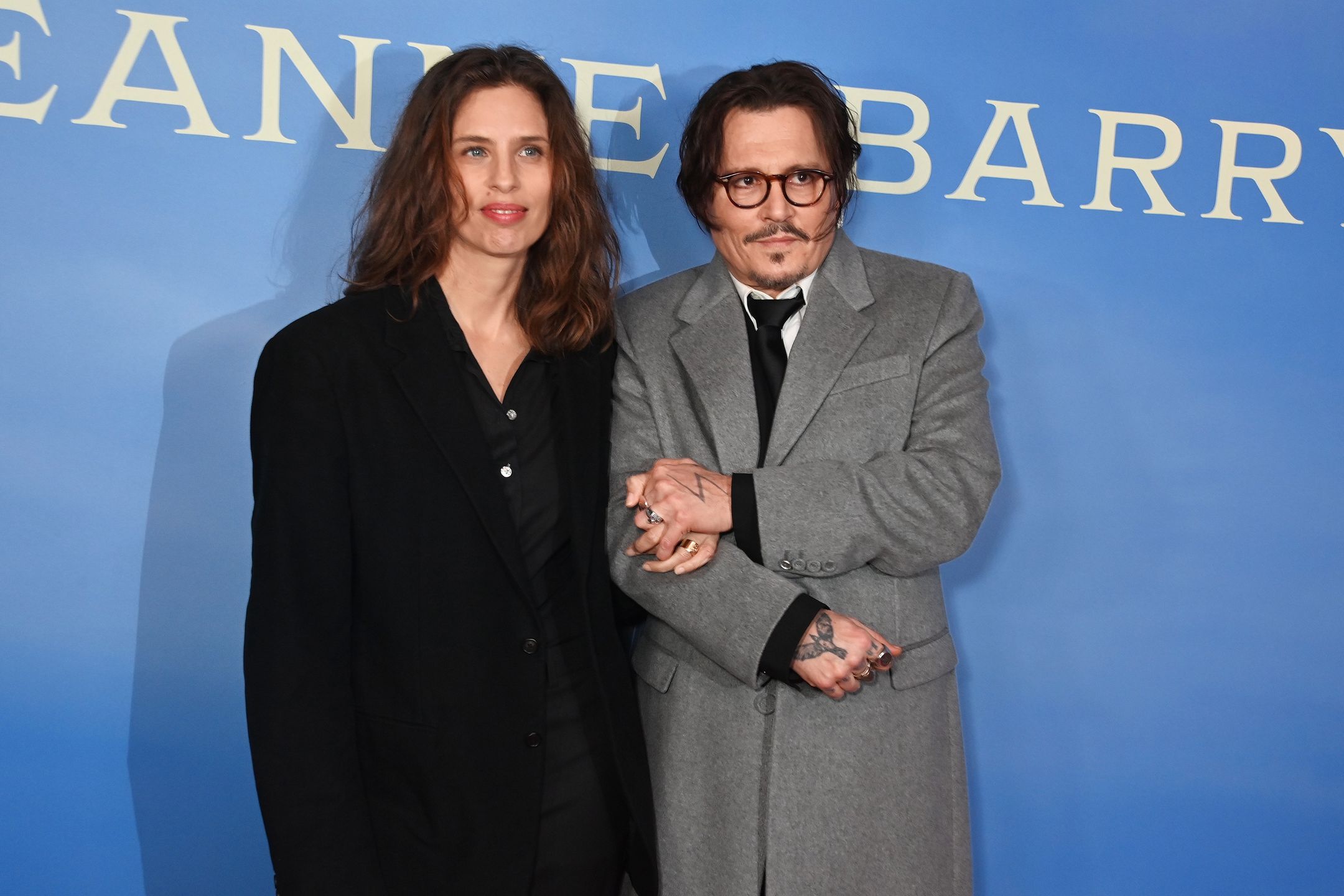 Na premierze Depp pozował z reżyserką i współaktorką Maiwenn